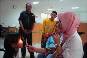 Sarah Tsunami saat diperiksa matanya di RS Cicendo Bandung.